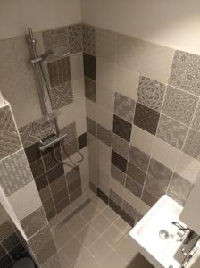 DintherStudio Kilsdonk的带淋浴和盥洗盆的浴室