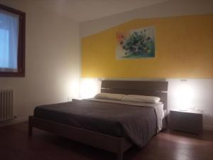 阿科Arco Linfano Wellness的一间卧室配有一张带两个枕头的床
