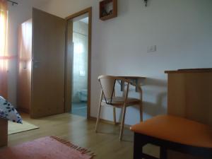 波斯托伊纳利比扎马洛奇旅馆的一间带椅子和桌子的房间以及一扇门