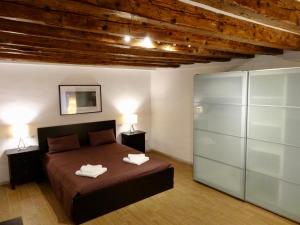 威尼斯Ca' Moretta的一间卧室设有一张床和一个滑动玻璃门