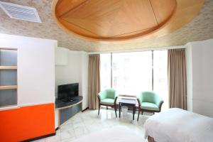 斗六市享平方文旅的酒店客房带一张床、一张桌子和椅子