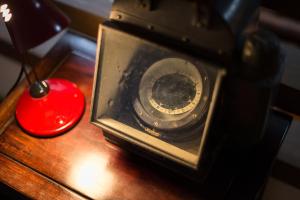 南小国町富士屋旅馆的坐在红色蜡烛旁边的桌子上的相机