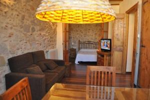 赫罗纳昆达罗之家酒店的客厅配有沙发和大吊灯。