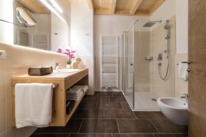 多比亚科莫里茨酒店的一间带水槽和淋浴的浴室