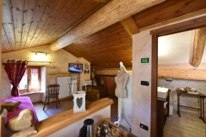 瓦托内切兰西安帕奎亚住宿加早餐旅馆的一间带木制天花板的客厅和一间卧室