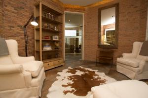 纳塔列斯港科斯淘斯特雷莱丝酒店的客厅配有两把椅子和地板上的地毯