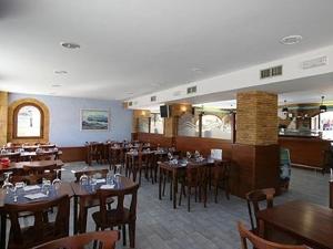 苏安塞斯卡布雷拉岛旅馆的餐厅内带桌椅的用餐室