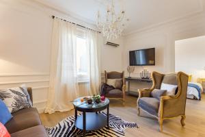 巴塞罗那莫利亚多公寓的客厅配有沙发和桌子