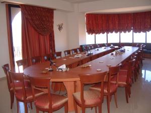Ḩammānā谷景酒店 - 哈玛纳的大型会议室,配有长桌子和椅子