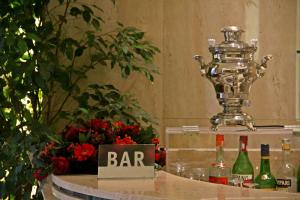 罗马风中玫瑰酒店的桌子上的酒吧标志,上面装有瓶装葡萄酒