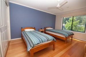 莱克斯恩特伦斯坎布罗度假屋的配有两张床铺的蓝色墙壁和窗户