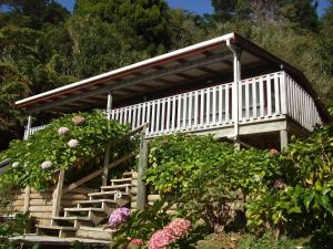 Te RawaThe Lodge At Te Rawa的通往鲜花房子的楼梯