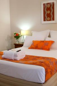库努纳拉乌南楼住宿加早餐旅馆的一间卧室配有带毛巾的床