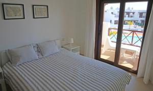 普拉亚布兰卡Apartamento Villa Laura的一间卧室设有一张床,享有阳台的景色