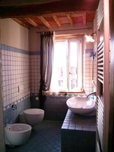 马萨罗萨La Coccinella di Silvia e Simone的一间带两个盥洗盆、卫生间和窗户的浴室