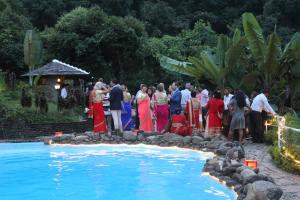 博卡拉贝格纳斯湖别墅度假酒店的一群人站在水池周围