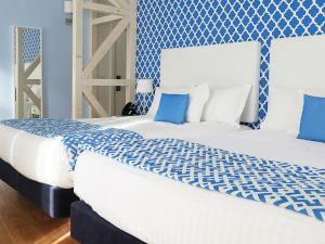 里斯本希亚多梦公寓的蓝色和白色的客房内的两张床