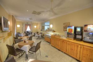 圣朱利安斯阿尔乐格酒店的客厅配有桌椅和电视