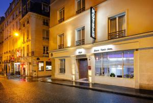 巴黎圣安妮卢浮宫酒店的夜幕降临的城市街道上