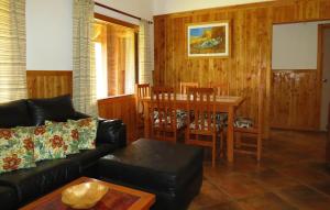 卡布尔瓜Cabañas Alto Caburgua的客厅配有沙发和桌椅