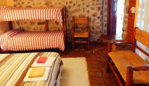 拉里奥哈Cabañas Altos del Velazco的配有床、沙发和椅子的房间