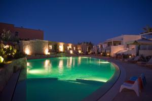 奥特朗托Borgo de li Santi的游泳池在晚上点亮