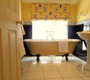 Clutton猎人休息酒店的带浴缸和盥洗盆的浴室