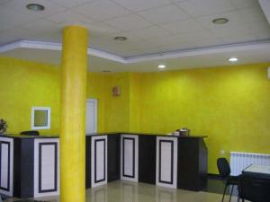 Radnevo纳克拉酒店的一间黄色墙壁和黄色柱子的房间