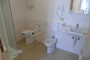热那亚坎托尔酒店的一间带卫生间和水槽的浴室
