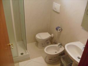 米兰欧洲住宿加早餐酒店的一间带卫生间和水槽的浴室