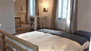 布林迪西I Templari B&B self-contained的一间设有床铺的卧室,位于带窗户的房间内