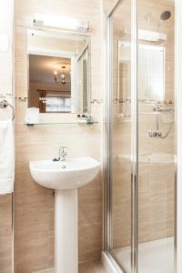 伦敦玫瑰景色亚历山德拉宫酒店的一间带水槽和淋浴的浴室