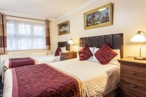 伦敦玫瑰景色亚历山德拉宫酒店的酒店客房设有两张床和窗户。