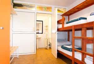 伊诺赫多Hostel albergue Paradiso的带两张双层床和一间浴室的客房