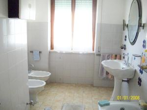 Montopoli in SabinaSweet Home的浴室设有2个卫生间、水槽和镜子
