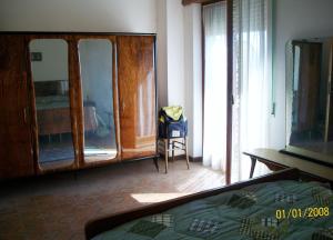 Montopoli in SabinaSweet Home的一间卧室配有木制橱柜和椅子