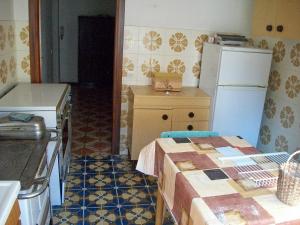 Montopoli in SabinaSweet Home的一间带两张单人床和一台冰箱的厨房