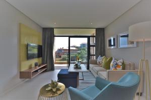 巴利托204 Zimbali Suites的带沙发和电视的客厅