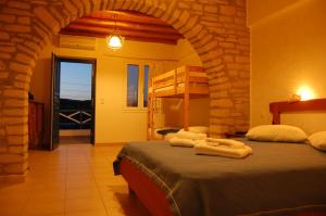 伊拉克利亚岛Maistrali的一间带两张床的卧室,位于带窗户的房间内
