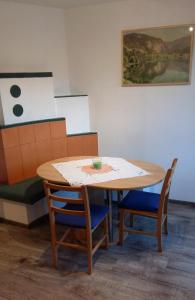 阿特湖畔翁特拉赫Tremlhof的画室里的桌椅