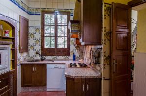 科尔多瓦Casa Juramento的厨房配有水槽和炉灶 顶部烤箱