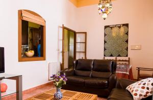 科尔多瓦Casa Juramento的客厅配有真皮沙发和桌子