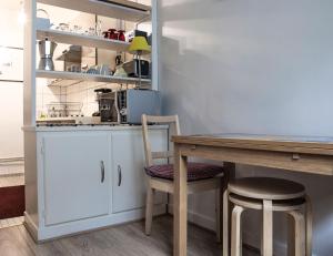 莱克朗兰比塞特尔1517号公寓的厨房配有木桌和椅子