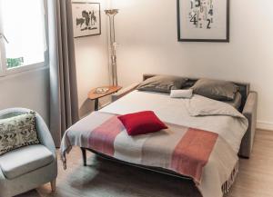 莱克朗兰比塞特尔1517号公寓的卧室配有床、椅子和窗户。