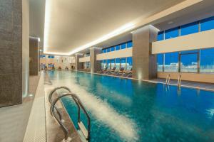 天津天津泛太平洋大酒店的大楼内的大型游泳池