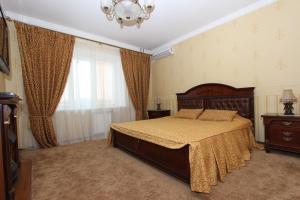 克拉斯诺亚尔斯克Apartment on Vzletnaya, 24a by KrasStalker的一间卧室配有一张床和一个吊灯
