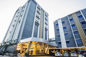 巴淡岛中心巴淡岛中心萨希德会议酒店的一座大型建筑,前面有汽车停放