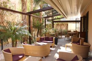 法维尼亚纳伊尔波迪克酒店的带沙发和桌椅的天井。