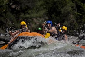 塔瓦斯坎亚科斯德加多斯酒店的一群人漂流在河上