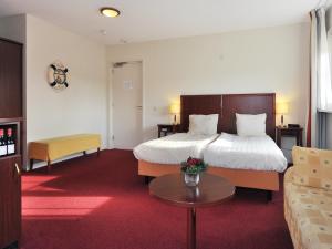 Werkendamde Brabantse Biesbosch的酒店客房,配有床和沙发